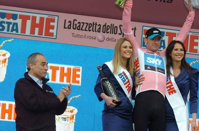 2010, Giro d Italia, Amsterdam - Amsterdam: Team Sky 2010, Bradley Wiggins im rosa Trikot -  o0 Siegerehrung Freude Hostess Hostessen Frau girl
