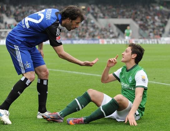 08.05.2010, Fussball, Saison 2009 2010, 1. Bundesliga, 34. Spieltag, WERDER BREMEN - HAMBURGER SV (HSV Hamburg) 1-1 Saison 2009 2010, Ruud van Nistelrooy (Hamburger SV), links, mit Mesut Özil (Werder Bremen)