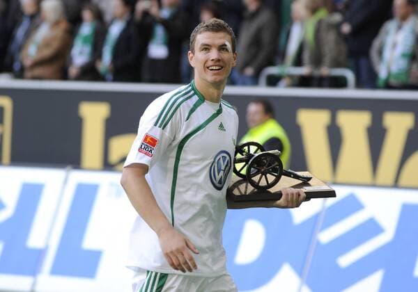 Edin DZEKO (WOB) - Torschützenkönig 2010 mit Torjägerkanone - Fussball 1. Bundesliga, VfL Wolfsburg am 08.05.2010 in Wolfsburg o00 Kanone Torjäger Objekte