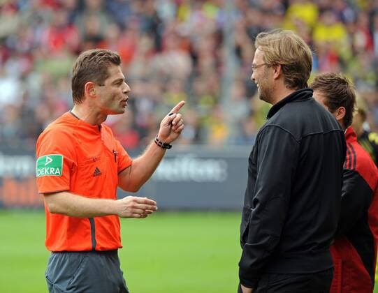 Freiburg, 8.5.2010 Fussball 1. Bundesliga SC Freiburg - Borussia Dortmund (BVB) 3-1 - Schiedsrichter Günter Perl (L) und BvB Trainer Jürgen Klopp o0 Spannung pessimistisch