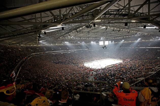 Eishockey-WM Deutschland-USA 2-1 in der Arena auf Schalke in Gelsenkirchen am 07.05.2010.Mit der offiziellen Zuschauerzahl von 77.803 wurde ein neuer Weltrekord aufgestellt. o0 Fan, Publikum, o00 Besucherrekord Rekordbesuch Masse