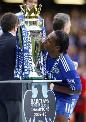 Football - Premier League - Chelsea vs. Wigan Athletic Chelsea s Didier Drogba kisses the Trophy and celebrates his sides title win, 2009 10 Barclays Premier League Champions  o0 FC London, Jubel, Freude, englischer Meister, Meisterschaft, Sieg, Sieger, Kuss, küssen