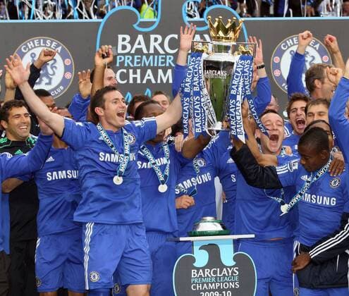 Chelsea s John Terry (L) and Frank Lampard celebrate their teams title win, 2009 10 Barclays Premier League Champions EDITORIAL USE ONLY. No use with unauthorised audio, video, data, fixture lists, club league logos or live services. Online in-match use limited to 120 images, no video emulation. No use in betting, games or single club league player publications. o0 Jubel, Freude, englischer Meister, Meisterschaft Sieg, Sieger, Pokal, Trophäe Objekte FC London