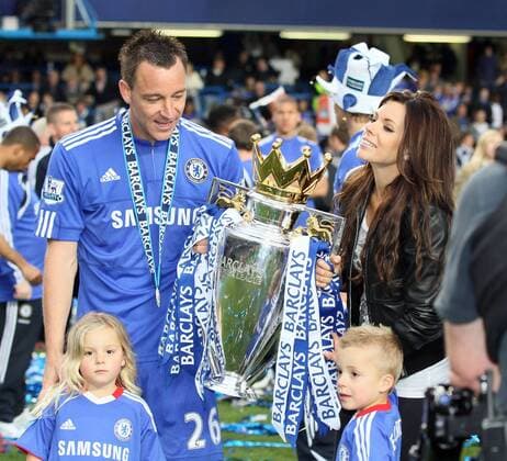 Chelsea s John Terry (L) with his son Georgie, daughter Summer and wife Toni Poole celebrate with the trophy, FC Chelsea London (blue) - Wigan Athletic (yellow) EDITORIAL USE ONLY. No use with unauthorised audio, video, data, fixture lists, club league logos or live services. Online in-match use limited to 120 images, no video emulation. No use in betting, games or single club league player publications. o0 Jubel, Freude, englischer Meister, Meisterschaft Sieg, Sieger, Pokal, Trophäe Objekte FC London