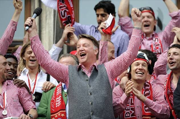 Trainer Louis van GAAL (Bayern). FC Bayern München, Deutscher Meister 2009 2010, Meisterschaftsfeier, Feier in München Marienplatz, Rathausbalkon, 09.05.2010. o0 Jubel, Freude