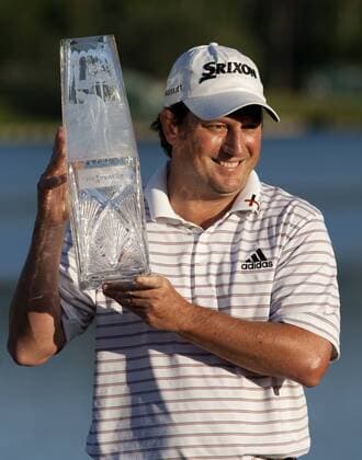 Tim Clark RSA holds up The Players Championship trophy after he won the PGA golf tournament in Ponte Vedra Beach, Florida May 9, 2010. Clark won the tournament with a 16 under par.  PVB2010050915 o0 Sieg Pokal Trophäe Objekt Jubel Freude