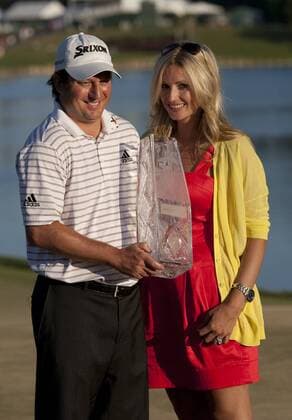 Tim Clark RSA and his wife Candace hold The Players Championship trophy after he won the PGA golf tournament in Ponte Vedra Beach, Florida May 9, 2010. Clark won the tournament with a 16 under par.  PVB2010050917 o0 Sieg Pokal Trophäe Objekt Jubel Freude privat Familie Frau Ehefrau