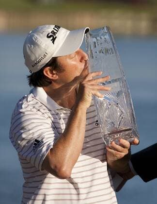 Tim Clark RSA kisses The Players Championship trophy after he won the PGA golf tournament in Ponte Vedra Beach, Florida May 9, 2010. Clark won the tournament with a 16 under par.  PVB2010050916 o0 Sieg Pokal Trophäe Objekt Jubel Freude