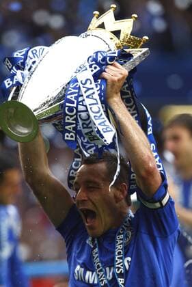 Football - Premier League - Chelsea FC London vs. Wigan Athletic: Chelsea s John Terry with Trophy at Stamford Bridge o0 Jubel Freude Pokal Trophäe Objekt o00 Einzelbild