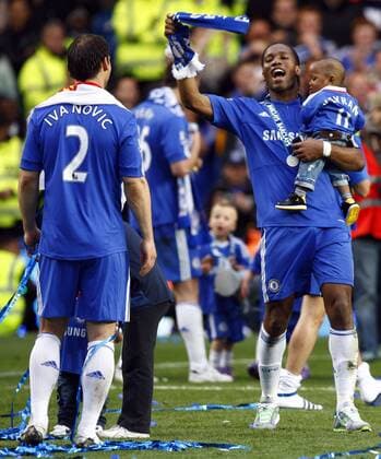 Football - Premier League - Chelsea FC London vs. Wigan Athletic: Chelsea s Didier Drogba with his son and Branislav Ivanovic at Stamford Bridge  o0 Jubel Freude Familie Sohn privat