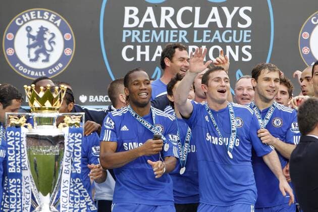 Chelsea FC London ist englischer Meister v.li.: Didier Drogba, Frank Lampard und Branislav Ivanovic  o0 Jubel Freude Pokal Trophäe Objekt