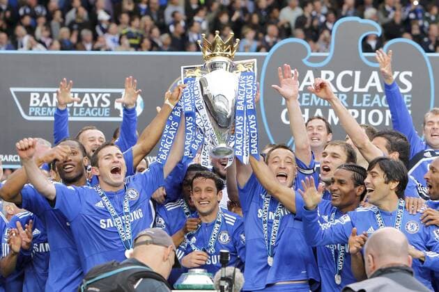Chelsea FC London ist englischer Meister v.li.: Didier Drogba, Frank Lampard, Juliano Belletti, John Terry, Branislav Ivanovic, Florent Malouda, Paulo Ferreira  o0 Jubel Freude Pokal Trophäe Objekt