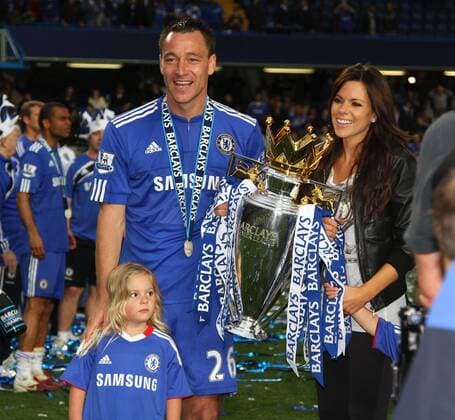 Chelsea FC London ist englischer Meister - John Terry mit Tochter Summer und Ehefrau Toni Poole .  o0 privat Familie Frau Ehefrau Spielerfrau Kind Pokal Trophäe Objekt Jubel Freude