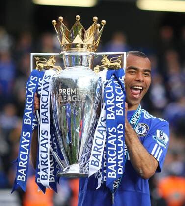 Chelsea FC London - Ashley Cole celebrates with the trophy.  o0 Objekt Pokal Trophäe Jubel Freude o00 Einzelbild
