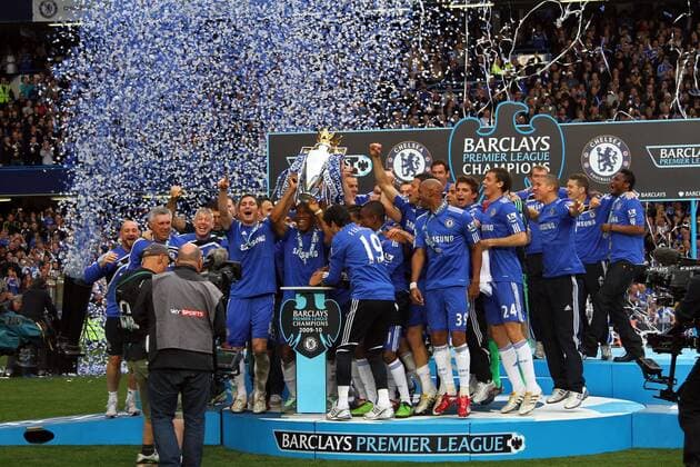 Chelsea FC London Champion - Frank Lampard c.l. and Didier Drogba celebrate with the trophy.  o0 Objekt Pokal Trophäe Jubel Freude Totale Siegerfoto