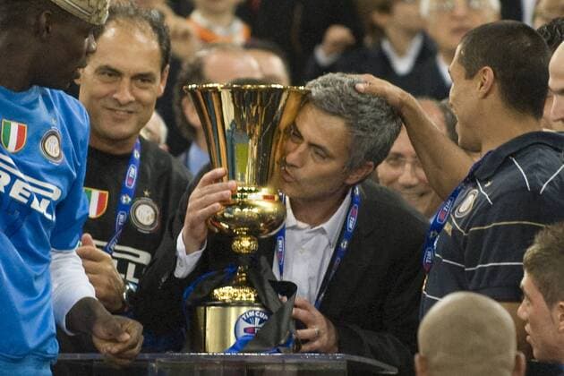 Coach Jose Mourinho (Inter Milan), MAY 5, 2010 - Football : Inter team group celebrate with the trophy after winning the Italian Cup Final Tim Cup match  (022012) o0 Siegerehrung Pokal, Trophäe Jubel, Freude