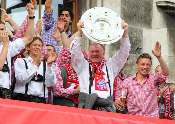 Hermann Gerland, FCB Co-Trainer jubelt mit Meisterschale, Jubel neben Anatoliy Tymoshchuk (L), FCB 44, Ivica Olic (R), FCB 11, Der FC BAYERN MUENCHEN feiert die Deutsche Fussball Meisterschaft in Muenchen auf dem Rathausbalkon am Marienplatz o0 Jubel, Freude Schale Trophäe Pokal