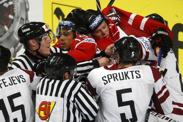 Auseinandersetzung um Evander KANE und Corey PERRY (CAN, vl) Lettland (LAT) - Kanada (CAN), Eishockey-Weltmeisterschaft Vorrunde am 10.05.2010 in Mannheim