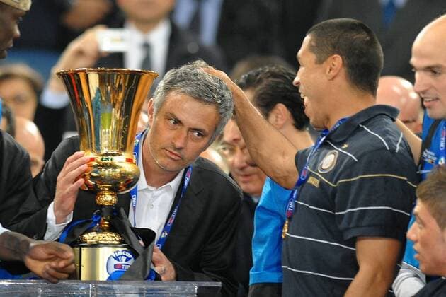 Jose MOURINHO (Trainer Inter Mailand) , Pokalsieger, mit Trophäe antoniettaxBaldassarre o0 Sieg, Sieger Siegerehrung Komik Objekte o00 Feier Pokalfeier