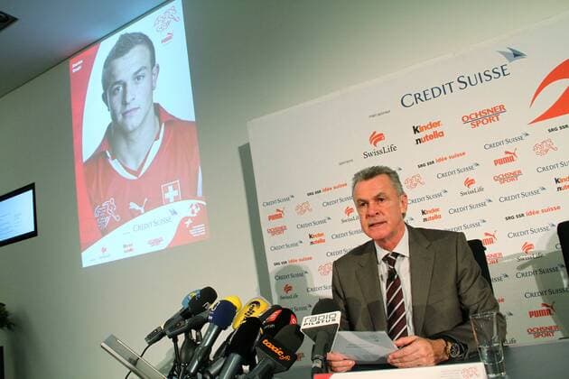 Medienkonferenz im Vorfeld der FIFA Fussball Wekltmeisterschadt 2010. Bekanntgabe des Kaders. Nationaltrainer Ottmar Hitzfeld, links der neue Nationalspielker Xherdan Shaqiri am 11.Mai 2010 o0 Leinwand Projektion Konterfei o00 Nominierung Kadernominierung Kaderbekanntgabe 