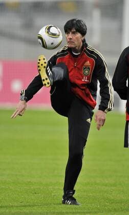 12.5.2010, Bundestrainer Joachim Löw beim Training der deutschen Fussball-Nationalmannschaft in Duesseldorf o0 Trainer