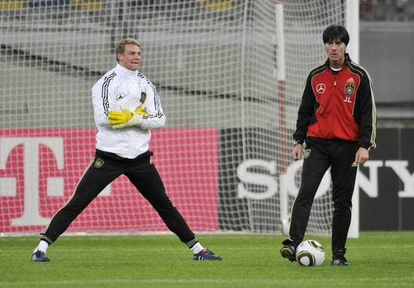 12.5.2010, Bundestrainer Joachim Löw (re.) und Torhueter Manuel NEUER beim Training der deutschen Fussball-Nationalmannschaft in Duesseldorf o0 Trainer o00 DFB