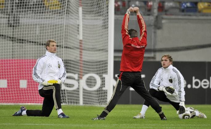 12.5.2010, Torwarttrainer der deutschen Nationalmannschaft Andreas KOEPKE (m.) trainiert mit Torhueter Manuel NEUER (li.) und Tobias SIPPEL beim Training der deutschen Fussball-Nationalmannschaft in Duesseldorf o0 Trainer o00 DFB