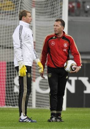12.5.2010, Torwarttrainer der deutschen Nationalmannschaft Andreas KOEPKE (re.) und Torhueter Manuel NEUER beim Training der deutschen Fussball-Nationalmannschaft in Duesseldorf o0 Trainer o00 DFB