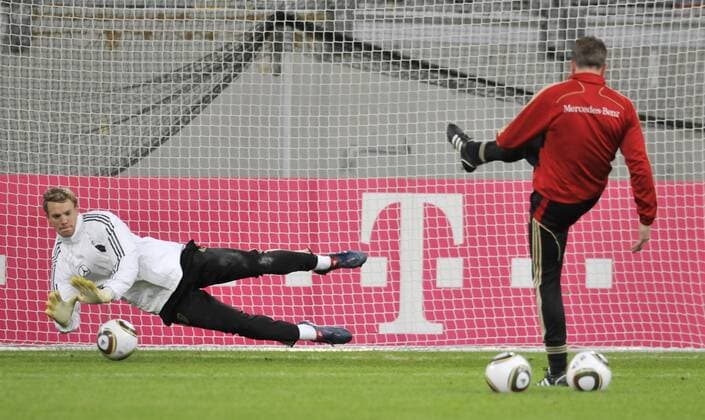 12.5.2010, Torwarttrainer der deutschen Nationalmannschaft Andreas KOEPKE (re.) trainiert mit Torhueter Manuel NEUER beim Training der deutschen Fussball-Nationalmannschaft in Duesseldorf o0 Trainer o00 DFB