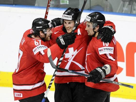 V.l.n.r. Romano Lemm, Thibaut Monnet, Andres Ambuehl, SUI, jubeln, - Kanada vs. Schweiz, Eishockey WM Mannheim, 12.05.2010 