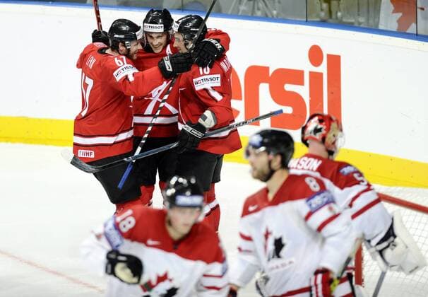 V.l.n.r. Romano Lemm, Thibaut Monnet, Andres Ambuehl, SUI, jubeln, - Kanada vs. Schweiz, Eishockey WM Mannheim, 12.05.2010 