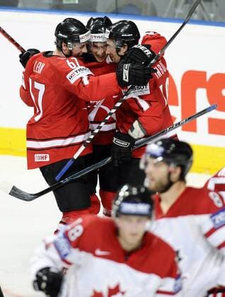 V.l.n.r. Romano Lemm, Thibaut Monnet, Andres Ambuehl, SUI, jubeln, - Kanada vs. Schweiz, Eishockey WM Mannheim, 12.05.2010 