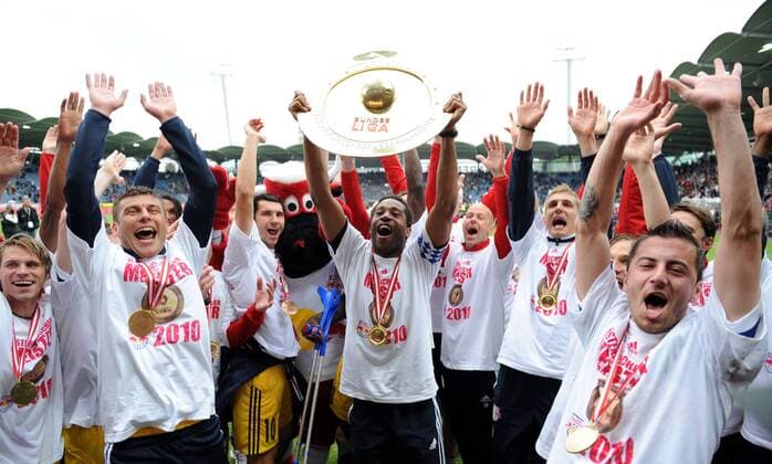 FUSSBALL - BL, Sturm vs RBS GRAZ,AUSTRIA,13.MAI.10 - FUSSBALL - SK Sturm Graz vs Red Bull Salzburg, Meisterfeier Salzburg 2010. Bild zeigt den Jubel von RBS mit Edward Gustafsson (RBS). Keywords: Meisterteller, Trophaee. 