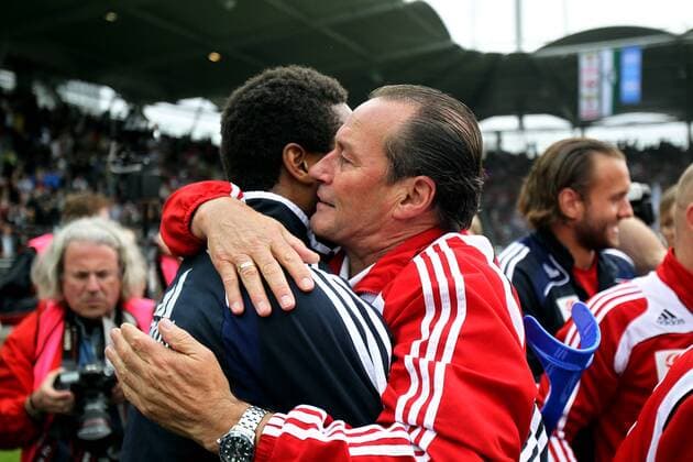 FUSSBALL - BL, Sturm vs RBS GRAZ,AUSTRIA,13.MAI.10 - FUSSBALL - SK Sturm Graz vs Red Bull Salzburg, Meisterfeier Salzburg 2010. Bild zeigt den Jubel von Edward Gustafsson und Trainer Huub Stevens (RBS). 