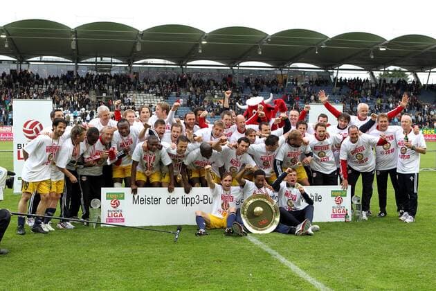 FUSSBALL - BL, Sturm vs RBS GRAZ,AUSTRIA,13.MAI.10 - FUSSBALL - SK Sturm Graz vs Red Bull Salzburg, Meisterfeier Salzburg 2010. Bild zeigt den Jubel von RBS mit Edward Gustafsson (RBS) und dem Meisterteller. 