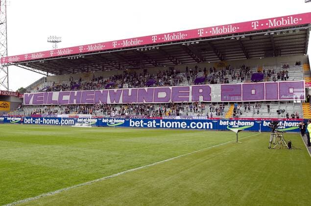 FUSSBALL - BL, ,13.MAI.10 - FUSSBALL - FK Austria Wien. Bild zeigt Fans mit einem Transparent.  o00 Veilchenwunder 2010, Schriftzug, Franz Horr Stadion
