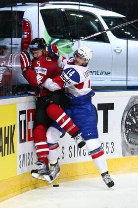 Eishockey-WM Kanada - Norwegen am 14.05.10 in Mannheim Marc Giordano ( Kanada ), links - Peter Lorentzen ( Norwegen ), rechts o0 Check Bandencheck Dynamik Kampf