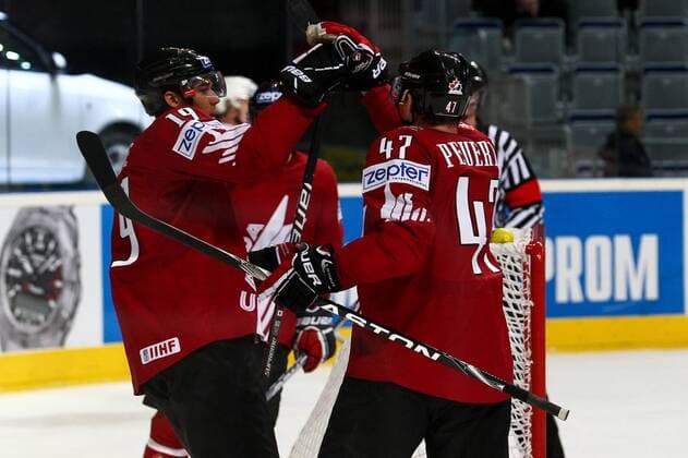 Eishockey-WM Kanada - Norwegen am 14.05.10 in Mannheim Torjubel zum 1:1 - Evander Kane ( Kanada ), links - John Peverley ( Kanada ), rechts
