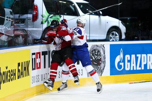 Eishockey-WM Kanada - Norwegen am 14.05.10 in Mannheim Marc Giordano ( Kanada ), links - Peter Lorentzen ( Norwegen ), rechts
