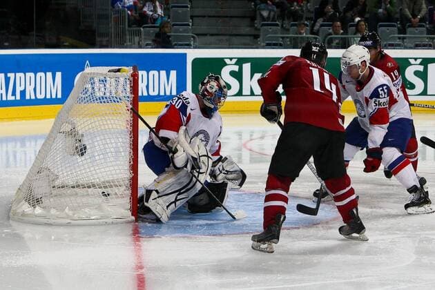 Eishockey-WM Kanada - Norwegen am 14.05.10 in Mannheim Tor zum 9:1 - Ruben Smith ( Norwegen ), links - Jordan Eberle ( Kanada ), mitte - Ole-Kristian Tollefsen ( Norwegen ), rechts