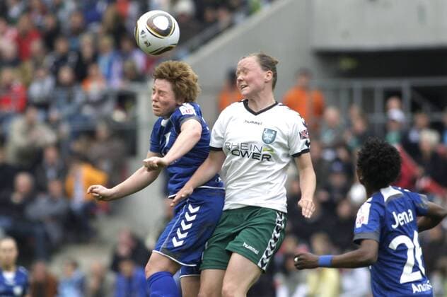 Köln, 15.05.2010 - Frauenfußball Pokalfinale, FCR 2001 Duisburg - FF USV Jena: Susann Utes (Jena, L) im Kopfballduell mit Marina Hegering (Duisburg).