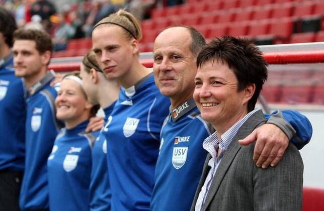 Fussball DFB-Pokalfinale der Frauen, FF USV Jena - FCR 2001 Duisburg: Co-Trainer Bernd Lindrath (2.v.re.) und Trainerin Heidi Vater (beide Jena, re.) während der Nationalhymne