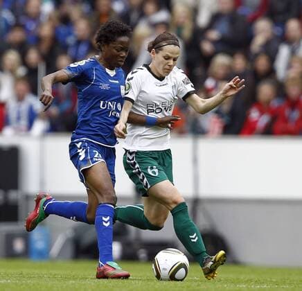 Fussball, DFB–Pokal, Frauen, Finale, FCR 2001 Duisburg vs. FF USV Jena, Genoveva Anonma (Jena, li), Jennifer Oster (Duisburg, re)