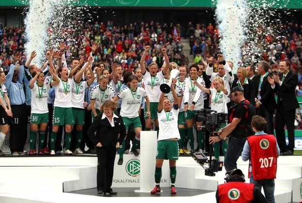 15.05.2010, Köln, Fussball, DFB-Pokalfinale Damen, FCR 2001 Duisburg - FF USV Jena. Der FCR 2001 Duisburg jubelt über den Gewinn des DFB-Pokals 2010. Vorne hat Inka Grings den Pokal in den Händen. o0 Siegerehrung Freude Objekte Trophäe Totale