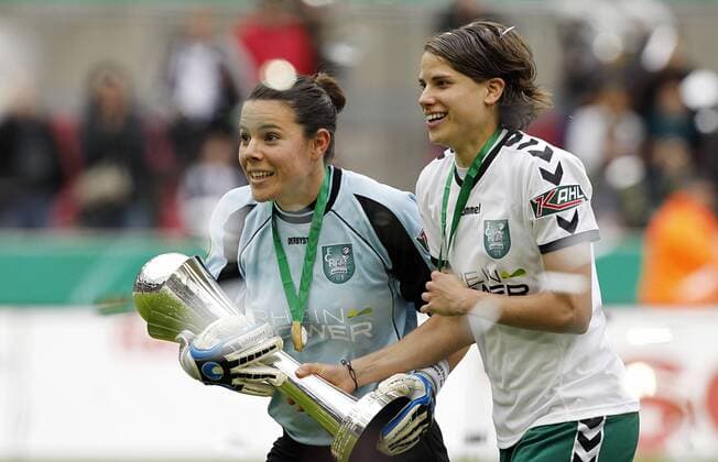 Fussball, DFB–Pokal, Frauen, Finale, FCR 2001 Duisburg vs. FF USV Jena, Ursula Holl (Duisburg, li), Annike Krahn (Duisburg, re) mit Pokal. o0 Feier Freude Trophäe Objekte o00 Feier Pokalfeier