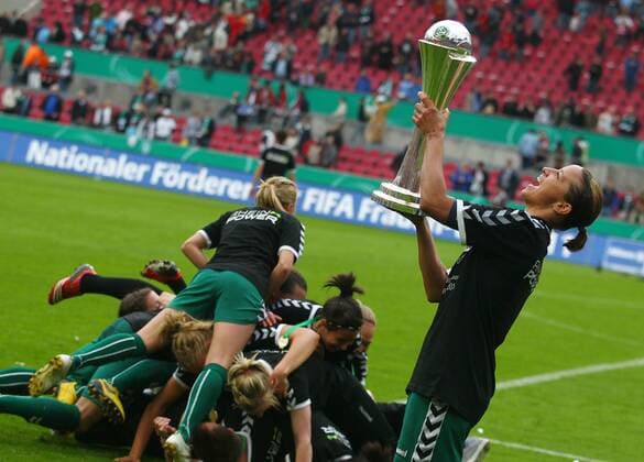 15.05.2010, Koeln, Deutschland, Fussball Frauen DFB Pokal Finale, FCR 2001 Duisburg - FF USV Jena, Duisburgs Inka Grings jubelt mit dem Pokal o0 Feier Jubel Freude Trophäe Objekte Emotionen o00 Pokalfeier