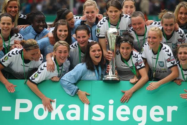 15.05.2010, Koeln, Deutschland, Fussball Frauen DFB Pokal Finale, FCR 2001 Duisburg - FF USV Jena, Duisburgs Spielerinnen feiern den Pokalsieg, Annike Krahn (hi.) mit dem Pokal o0 Jubel Freude Trophäe Objekte Schriftzug