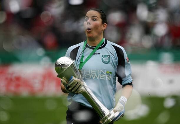 15.05.2010, Koeln, Deutschland, Fussball Frauen DFB Pokal Finale, FCR 2001 Duisburg - FF USV Jena, Duisburgs Ursula Holl feiert den Pokalsieg o0 Feier Jubel Freude Trophäe Objekte Einzelbild o00 Pokalfeier