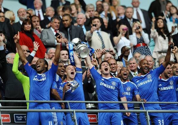 FA Cup Final - Chelsea vs. Portsmouth: (L-R) Didier Drogba, Florent Malouda, John Terry, Frank Lampard, Ashley Cole, Nicolas Anelka and Juliano Belletti as Chelsea celebrate winning at Wembley Stadium, London  o0 Siegerehrung Trophäe Objekte Emotionen