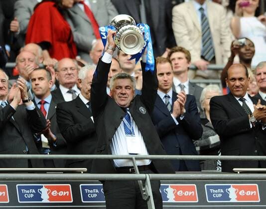 FA Cup Final - Chelsea vs. Portsmouth: Chelsea s Coach Carlo Ancelotti lifts the FA Cup at Wembley Stadium, London  o0 Siegerehrung Trophäe Objekte